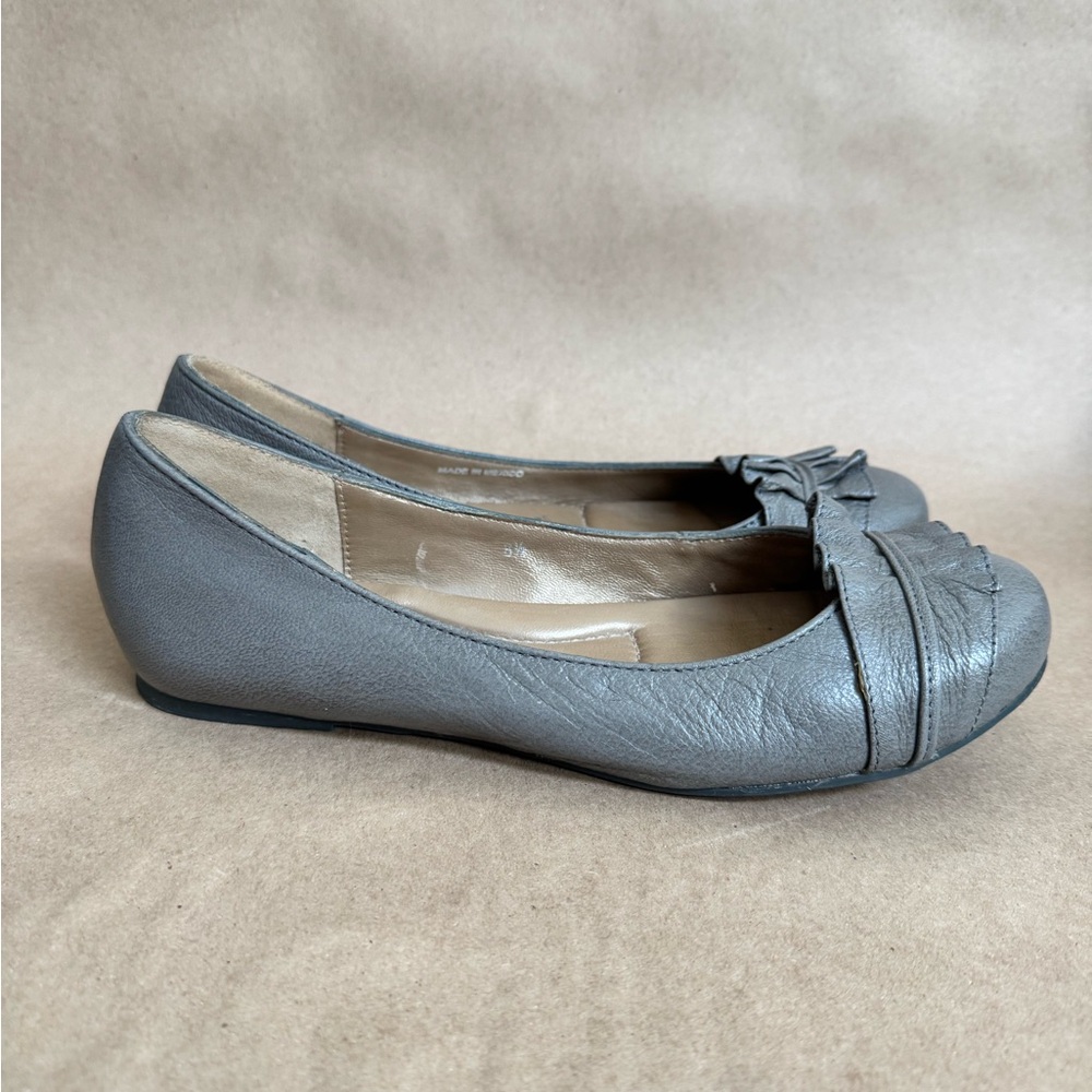 You by Crocs Grey Leather Flats. Size 8.5 - Picture 4 of 8